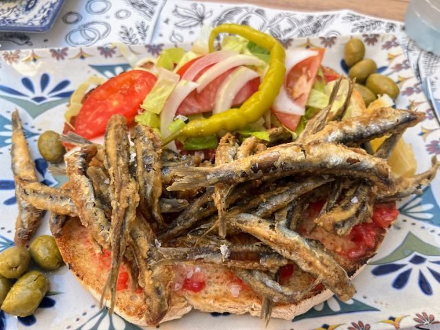 Pa amb oli amb peixet fregit