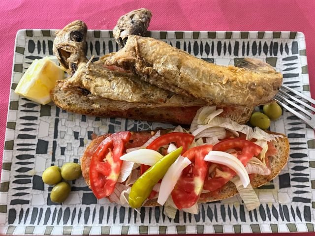 Pa amb oli amb peix fregit