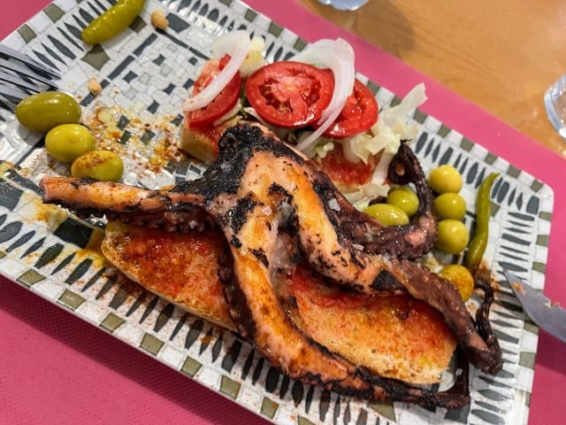 Pa amb oli amb pop a la planxa